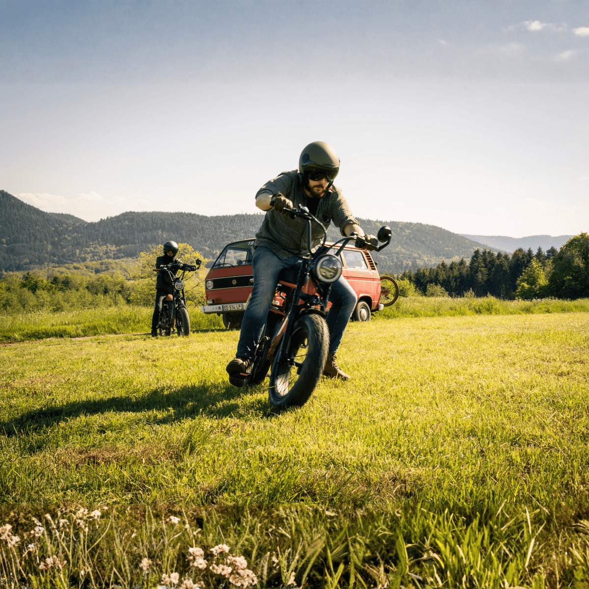 Man som kör Onemile M40 PRO fatbike-elcykel på en gräsplan