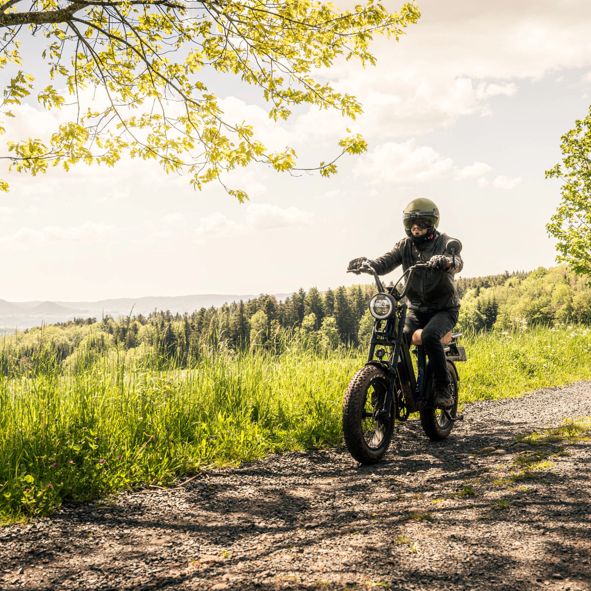 Man som kör Onemile M40 PRO fatbike-elcykel på en gångväg