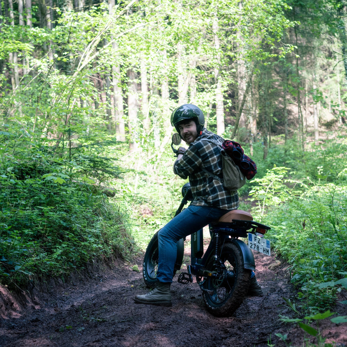 Man som kör Onemile M40 PRO fatbike-elcykel på en stig