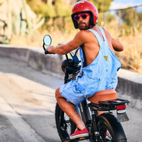 Person som kör Onemile M40 PRO fatbike-elcykel på en väg
