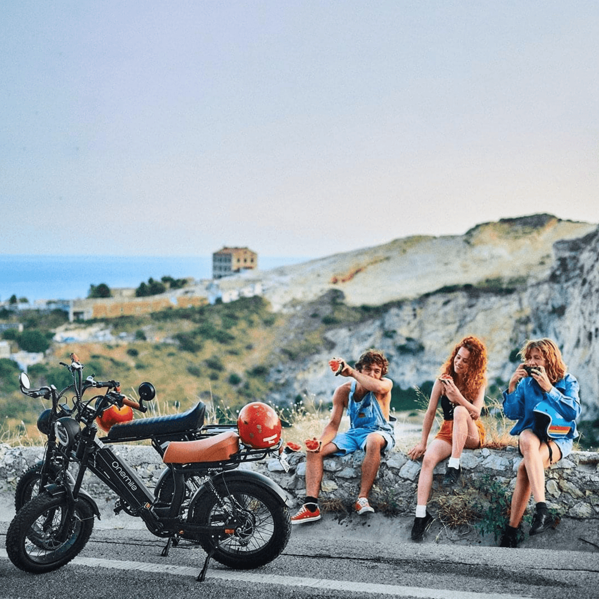 Person sitter bredvid Onemile M40 PRO fatbike-elcykel i grupp