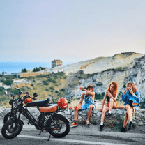 Person sitter bredvid Onemile M40 PRO fatbike-elcykel i grupp