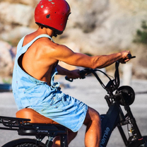 Person som kör Onemile M40 PRO fatbike-elcykel med hjälm