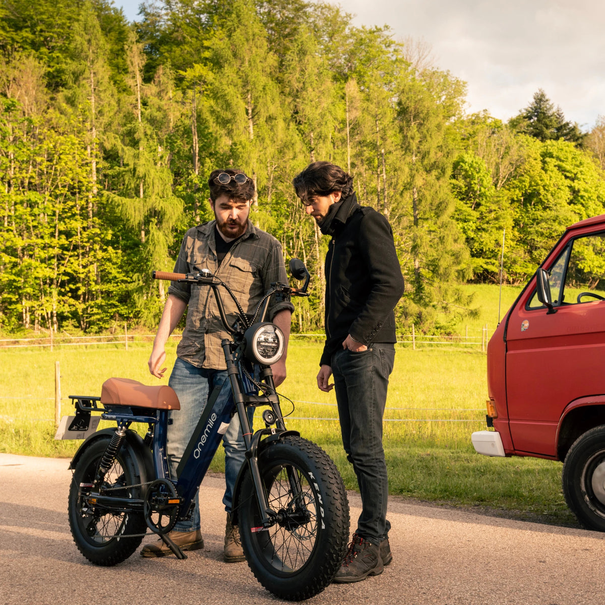 Två förare med Onemile M40 PRO fatbike-elcykel på en gräsplan