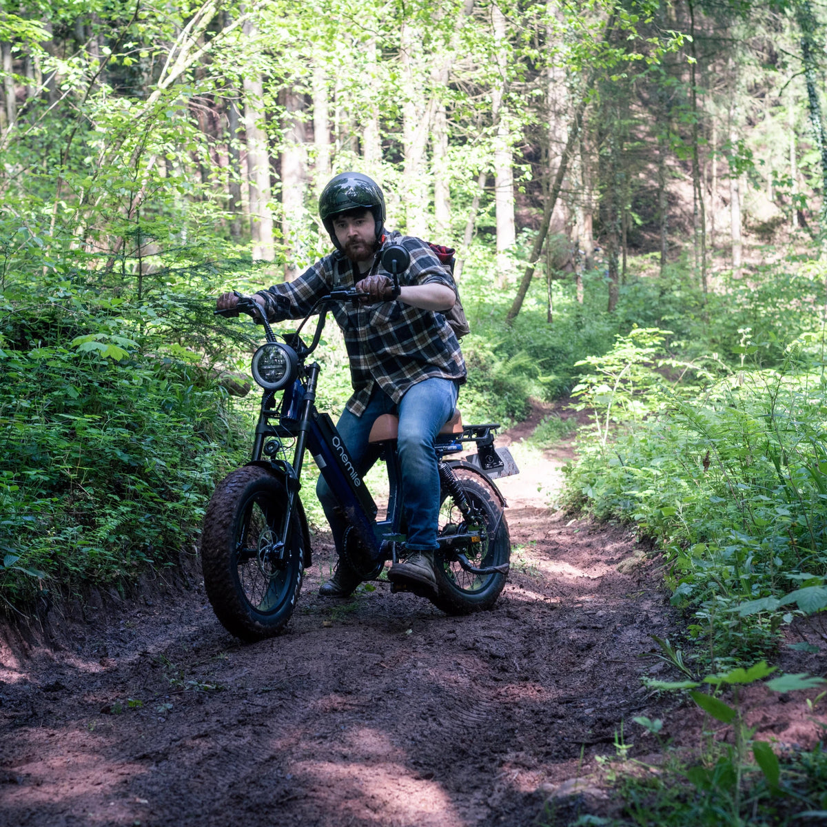 Man som kör Onemile M40 PRO fatbike-elcykel i skogen