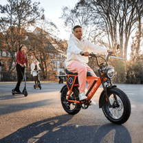 Person som kör Onemile P40 Pro fatbike-elcykel i en park