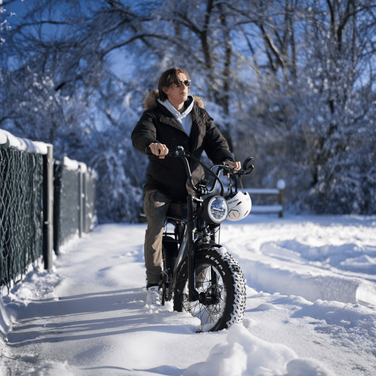 Kvinna som kör Onemile P40 Pro fatbike-elcykel i snö