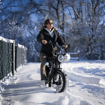 Kvinna som kör Onemile P40 Pro fatbike-elcykel i snö