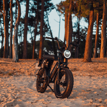 Onemile P40 Pro fatbike-elcykel rakt framifrån i sandig terräng