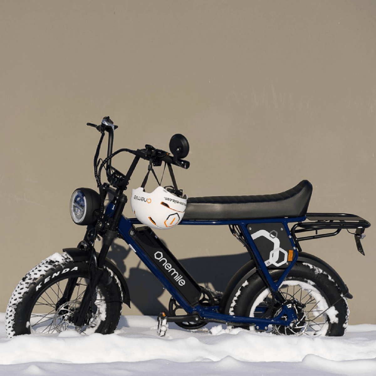 Onemile P40 Pro fatbike-elcykel snett framifrån i vintermiljö