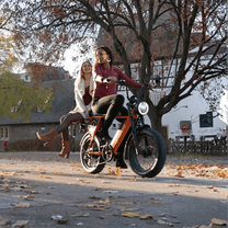 Kvinna står med Onemile P40 Pro fatbike-elcykel i en park