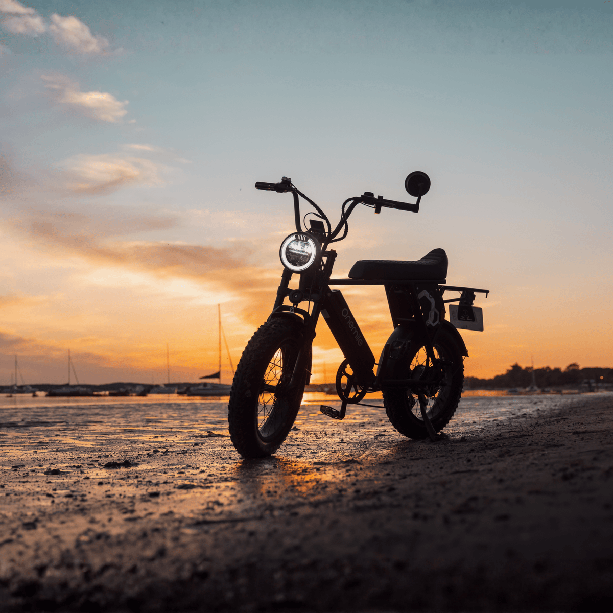 Onemile P40 Pro fatbike-elcykel sedd från sidan i solnedgång