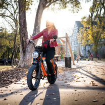 Kvinna som kör Onemile P40 Pro fatbike-elcykel i solsken