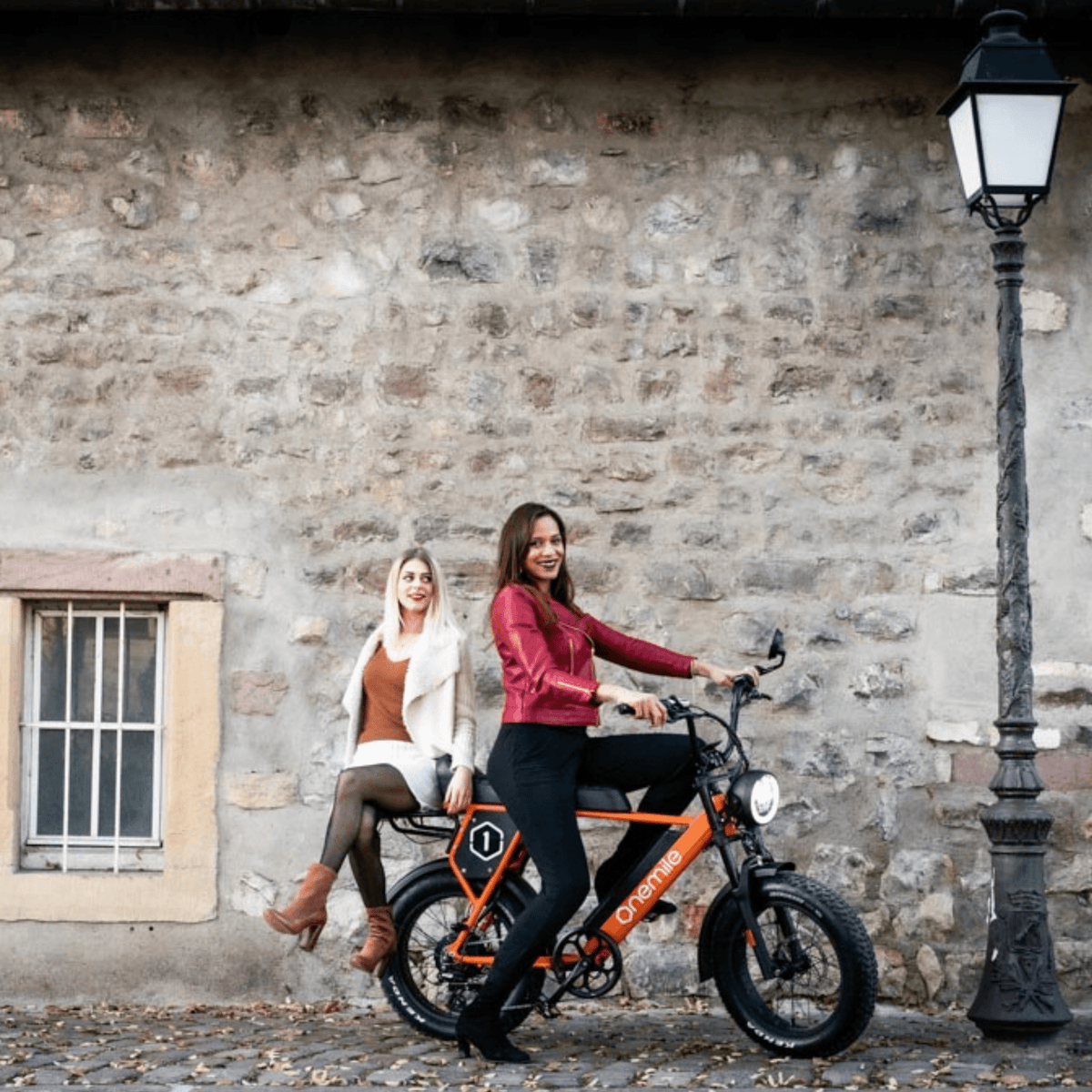 Två förare med Onemile P40 Pro fatbike-elcykel på en gata