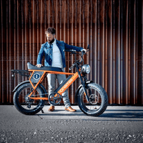 Man står med Onemile P40 Pro fatbike-elcykel i färgen orange