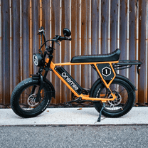 Onemile P40 Pro fatbike-elcykel sedd från sidan i färgen orange parkerad