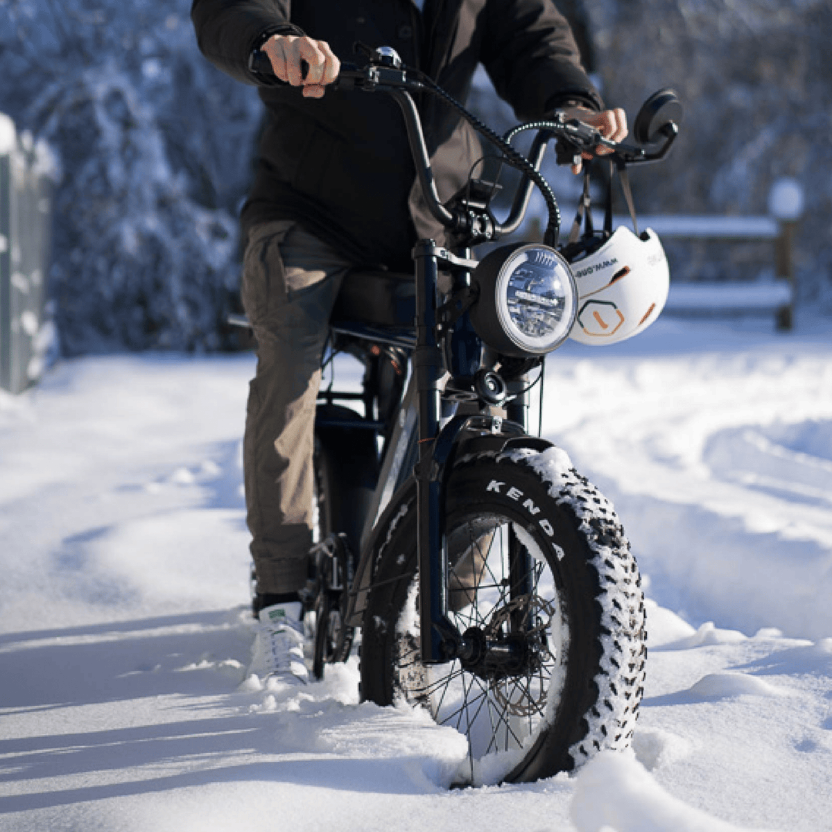 Man som kör Onemile P40 Pro fatbike-elcykel i snö