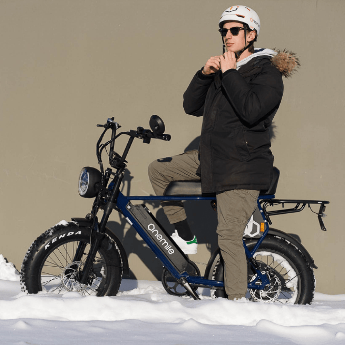 Man står med Onemile P40 Pro fatbike-elcykel i vintermiljö