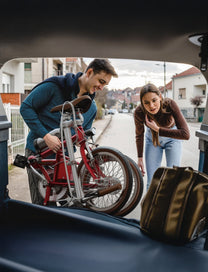 Hopfälld OneSport OT02 hopfällbar elcykel i bilens bagageutrymme