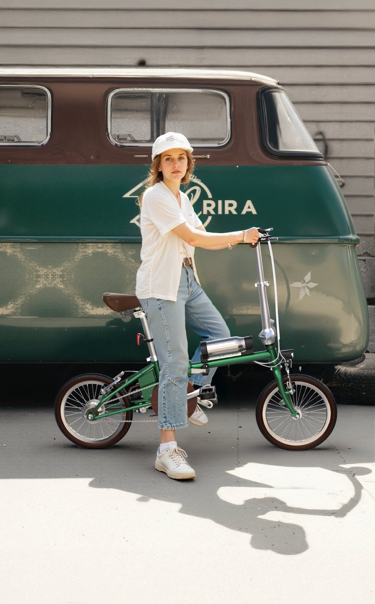 Kvinna står med OneSport OT02 hopfällbar elcykel på en gata