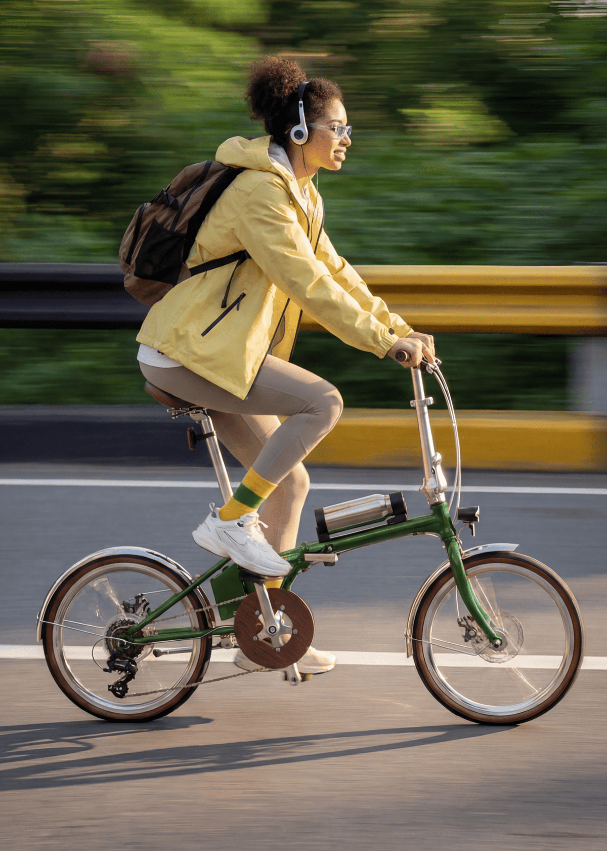 Kvinna som kör OneSport OT02 Pro hopfällbar elcykel i färgen grön på en väg
