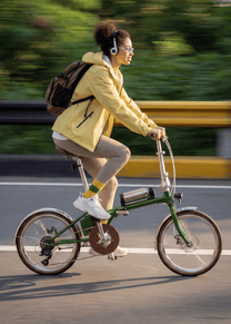 Kvinna som kör OneSport OT02 Pro hopfällbar elcykel i färgen grön på en väg