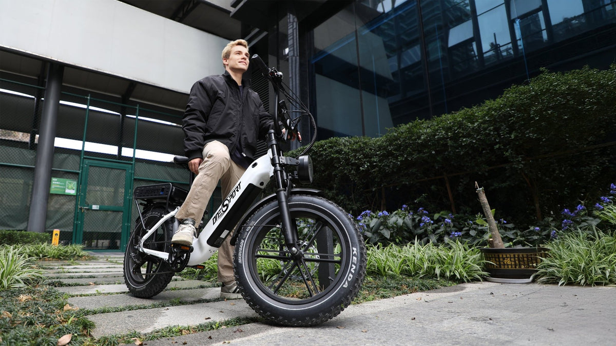 Man som kör OneSport OT08 Pro fatbike-elcykel i färgen grå i stadsmiljö