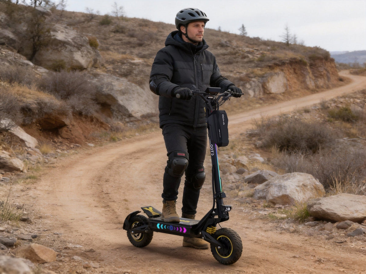 Man som kör OOTD T10 Pro elsparkcykel på en stig