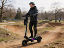 Man som kör OOTD T10 Pro elsparkcykel på en stig