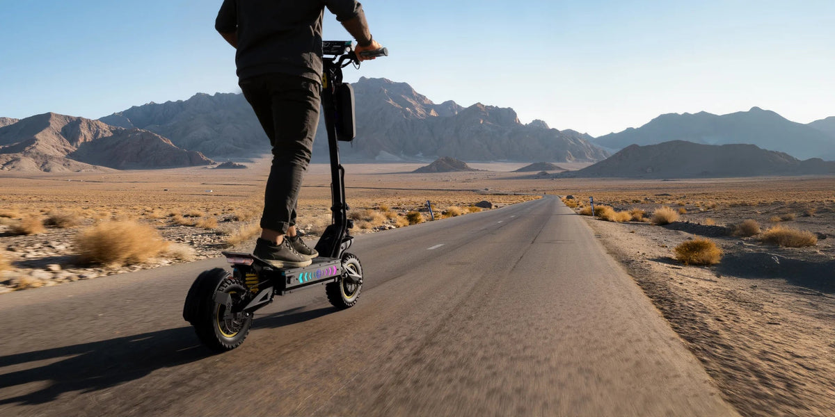 Person som kör OOTD T10 Pro elsparkcykel på en väg
