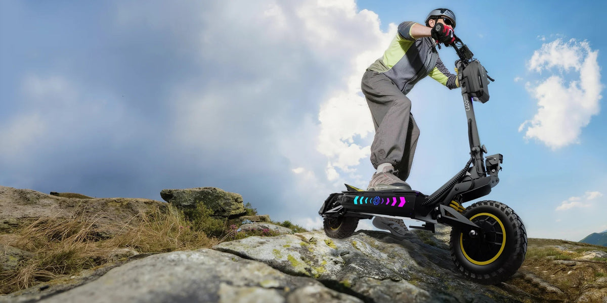 Person som kör OOTD T10 Pro elsparkcykel