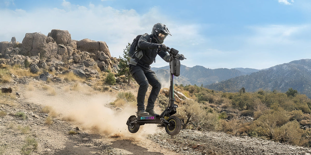 Person som kör OOTD T10 Pro elsparkcykel på en stig