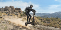 Person som kör OOTD T10 Pro elsparkcykel på en stig