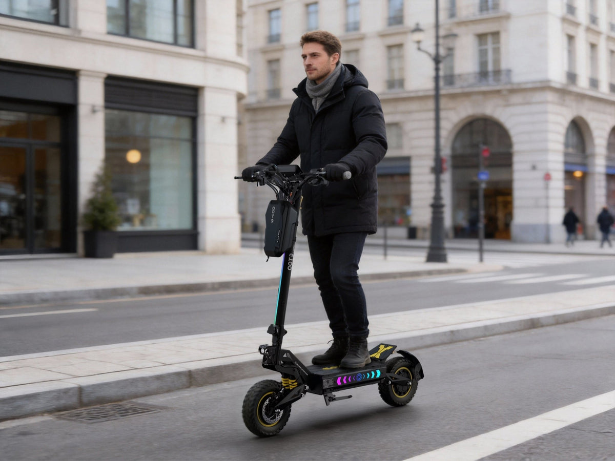 Man som kör OOTD T10 Pro elsparkcykel i stadsmiljö