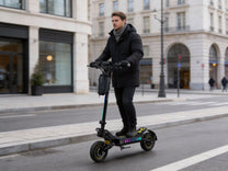 Man som kör OOTD T10 Pro elsparkcykel i stadsmiljö