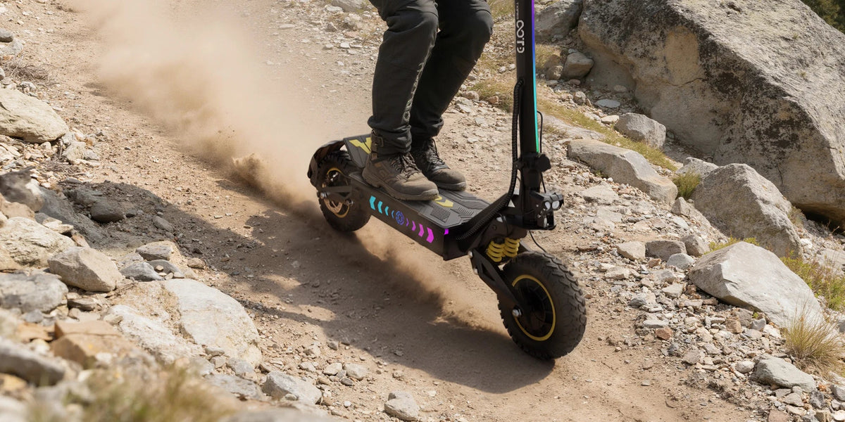 Person som kör OOTD T10 Pro elsparkcykel