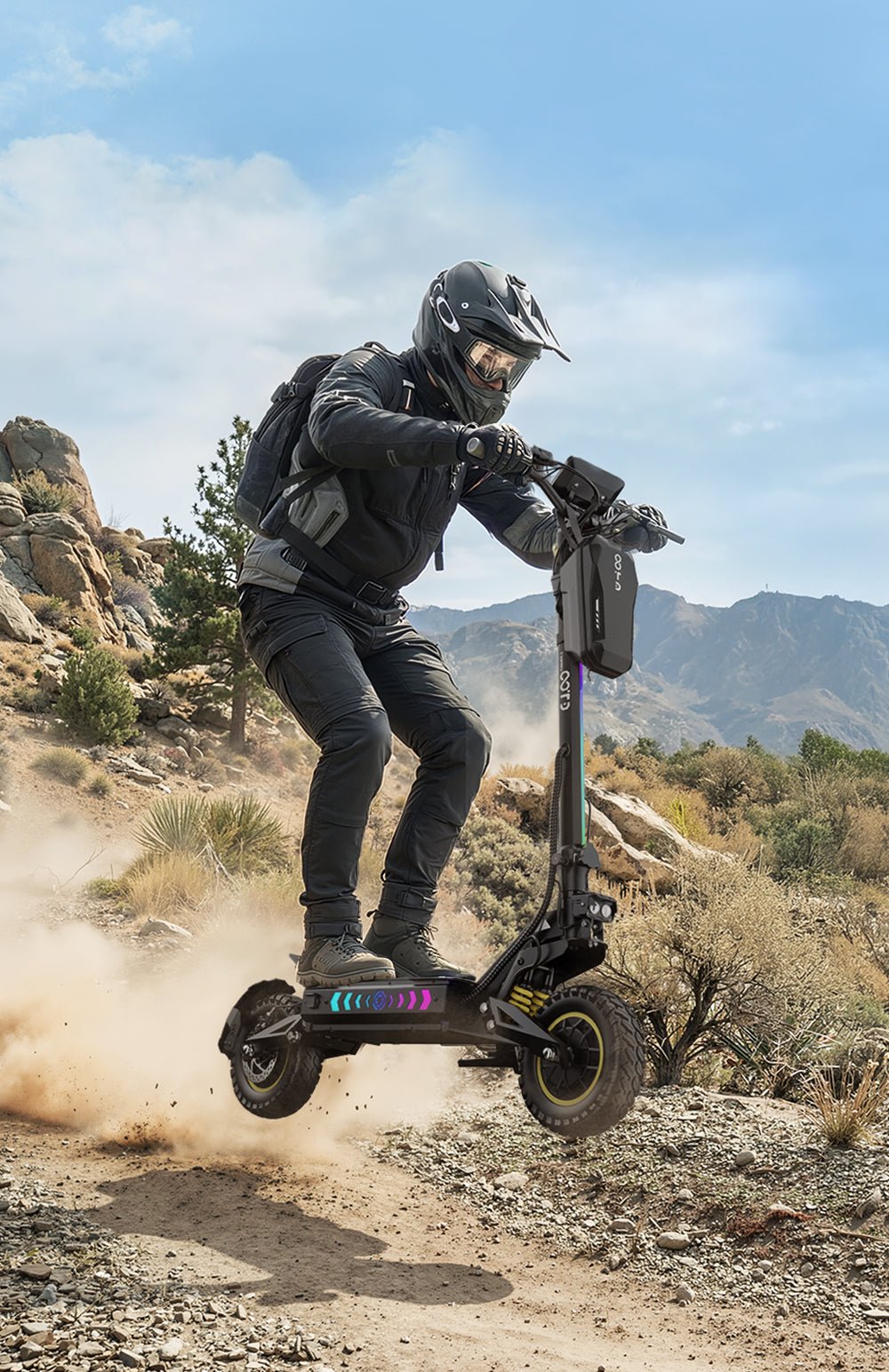 Person som kör OOTD T10 Pro elsparkcykel på en stig