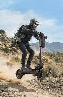 Person som kör OOTD T10 Pro elsparkcykel på en stig