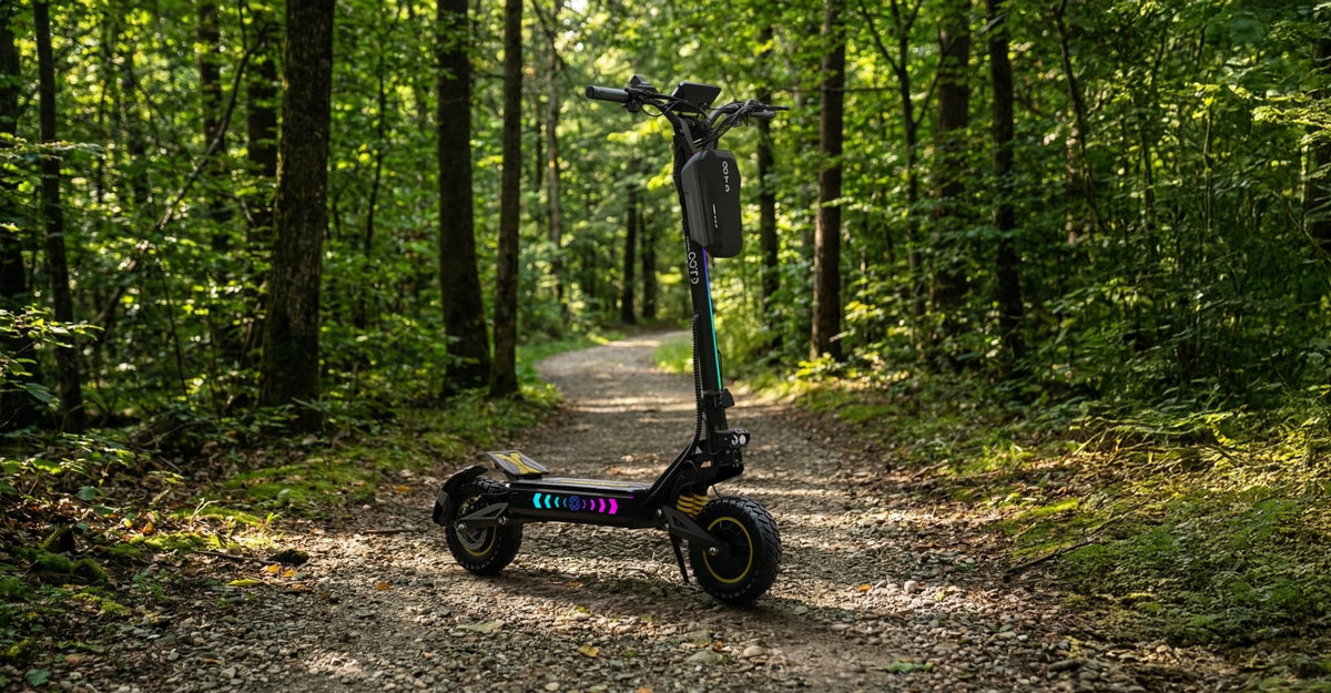 OOTD T10 Pro elsparkcykel snett framifrån i skogen