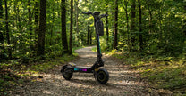 OOTD T10 Pro elsparkcykel snett framifrån i skogen