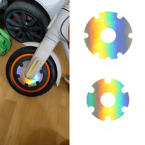 Reflekterande säkerhetsdekal för hjulkåpa i holografiskt utförande på elsparkcykeln i närbild