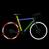 Reflektiv säkerhetstejp lyser i mörkret på en cykel
