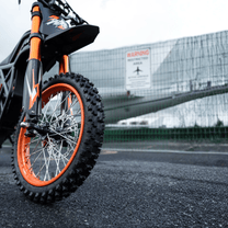 Ridingtimes GT54 el-cross rakt framifrån på en väg