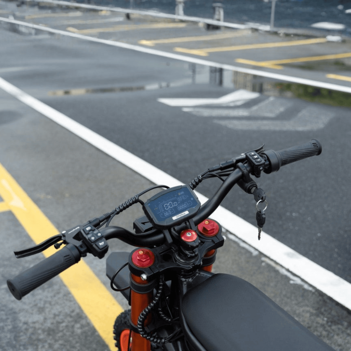 Styret på Ridingtimes GT54 med display och reglage