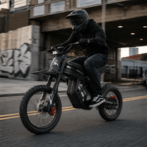 Person som kör Ridingtimes GT54 Pro el-cross i stadsmiljö