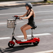 Kvinna som kör SEEDREAM M5 elsparkcykel