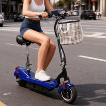 Kvinna som kör SEEDREAM M5 elsparkcykel i stadsmiljö