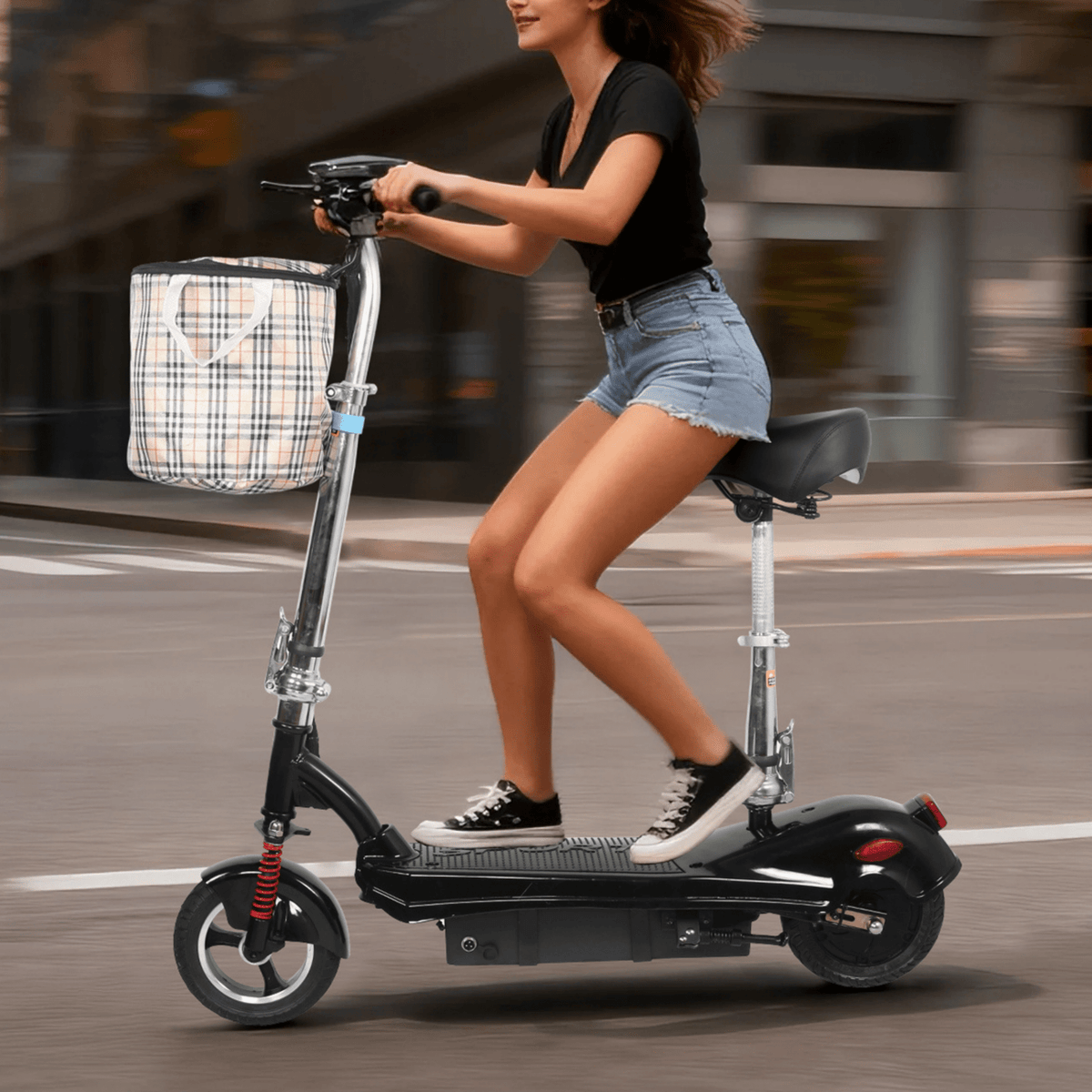 Kvinna som kör SEEDREAM M5 elsparkcykel