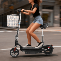 Kvinna som kör SEEDREAM M5 elsparkcykel