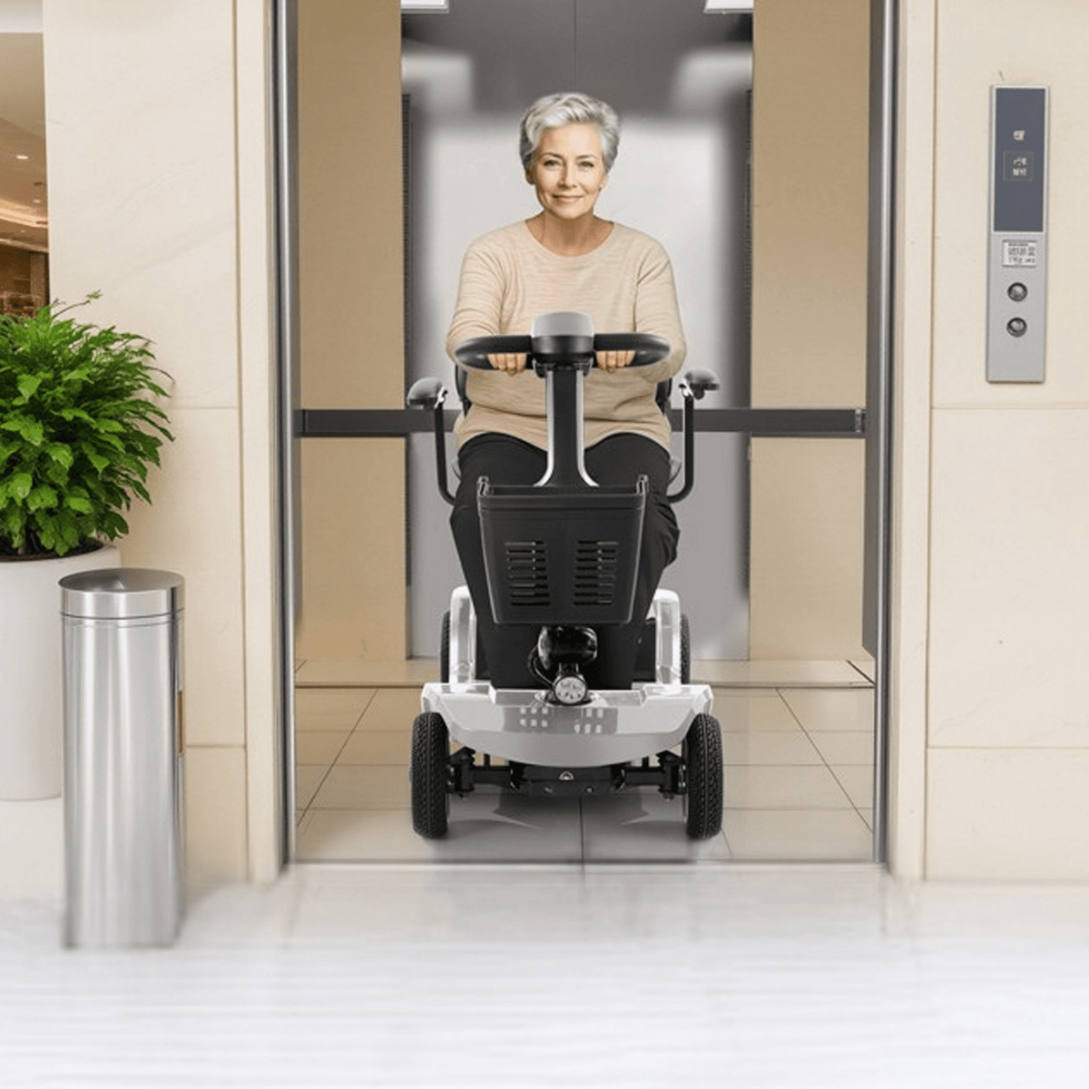 Äldre kvinna sitter på SEEDREAM S-02 permobil inomhus